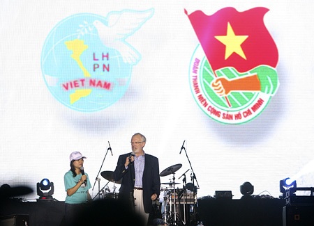 Hết mình với MTV Exit, fan Việt lại… ngất xỉu - 8 Hết mình với MTV Exit, fan Việt lại… ngất xỉu