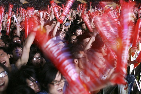 Hết mình với MTV Exit, fan Việt lại… ngất xỉu - 1 Hết mình với MTV Exit, fan Việt lại… ngất xỉu
