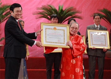 Nhiều văn nghệ sỹ lớn nhận Giải thưởng Hồ Chí Minh - 4 Nhiều văn nghệ sỹ lớn nhận Giải thưởng Hồ Chí Minh