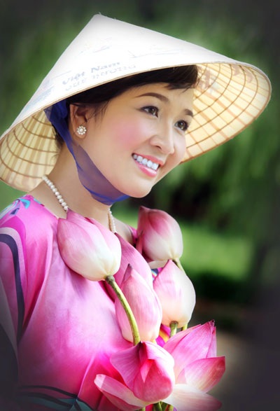 Xúc động khi nghe Hoàng Dung hát “Người về thăm quê” - 1 Xúc động khi nghe Hoàng Dung hát “Người về thăm quê”
