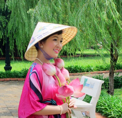 Xúc động khi nghe Hoàng Dung hát “Người về thăm quê” - 2 Xúc động khi nghe Hoàng Dung hát “Người về thăm quê”