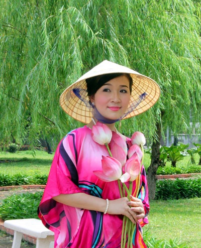 Xúc động khi nghe Hoàng Dung hát “Người về thăm quê” - 3 Xúc động khi nghe Hoàng Dung hát “Người về thăm quê”