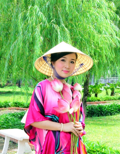 Xúc động khi nghe Hoàng Dung hát “Người về thăm quê” - 4 Xúc động khi nghe Hoàng Dung hát “Người về thăm quê”