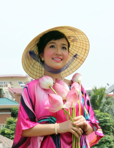 Xúc động khi nghe Hoàng Dung hát “Người về thăm quê” - 5 Xúc động khi nghe Hoàng Dung hát “Người về thăm quê”