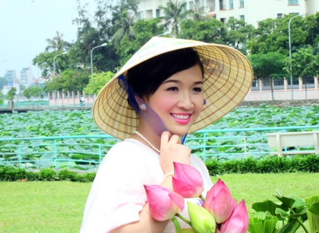 Xúc động khi nghe Hoàng Dung hát “Người về thăm quê” - 6 Xúc động khi nghe Hoàng Dung hát “Người về thăm quê”