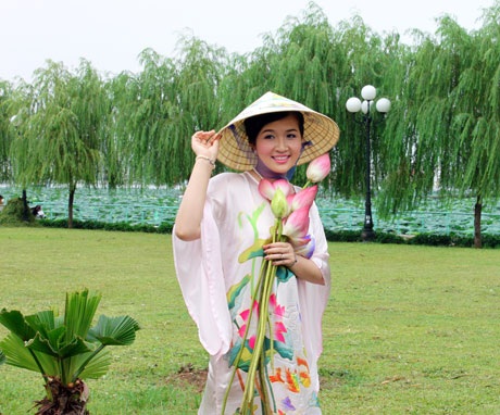 Xúc động khi nghe Hoàng Dung hát “Người về thăm quê” - 7 Xúc động khi nghe Hoàng Dung hát “Người về thăm quê”