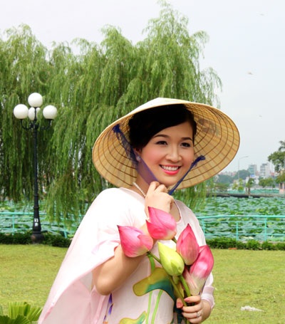 Xúc động khi nghe Hoàng Dung hát “Người về thăm quê” - 8 Xúc động khi nghe Hoàng Dung hát “Người về thăm quê”