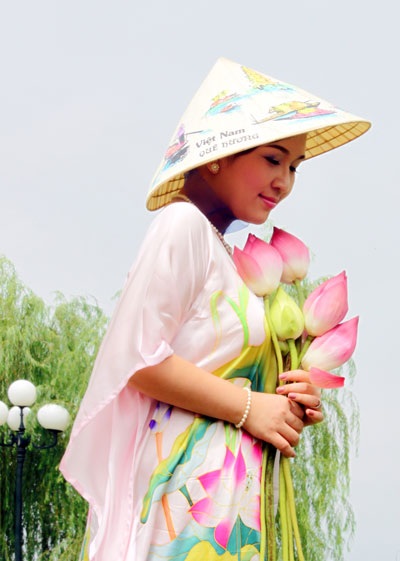Xúc động khi nghe Hoàng Dung hát “Người về thăm quê” - 9 Xúc động khi nghe Hoàng Dung hát “Người về thăm quê”