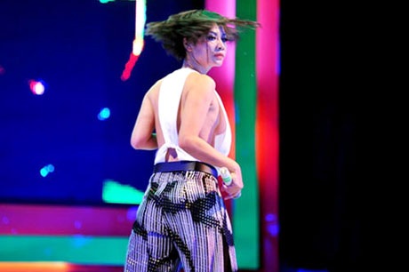 Nghệ sĩ mặc phản cảm, hát nhép bị đề nghị “đi trại cải tạo” - 2 Nghệ sĩ mặc phản cảm, hát nhép bị đề nghị “đi trại cải tạo”