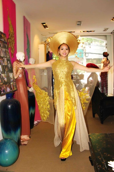 Hoa khôi Hương Thảo ấn tượng với áo dài thêu chim công - 1 Hoa khôi Hương Thảo ấn tượng với áo dài thêu chim công