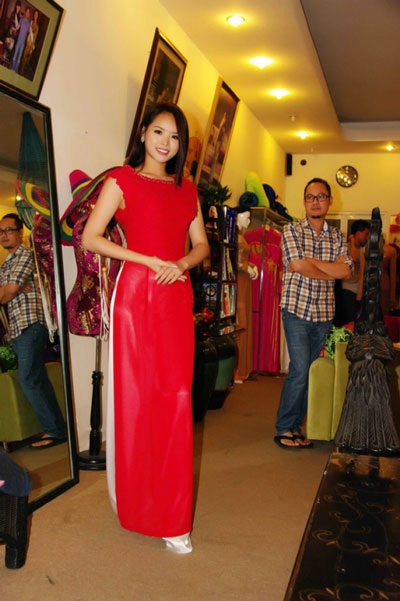 Hoa khôi Hương Thảo ấn tượng với áo dài thêu chim công - 4 Hoa khôi Hương Thảo ấn tượng với áo dài thêu chim công
