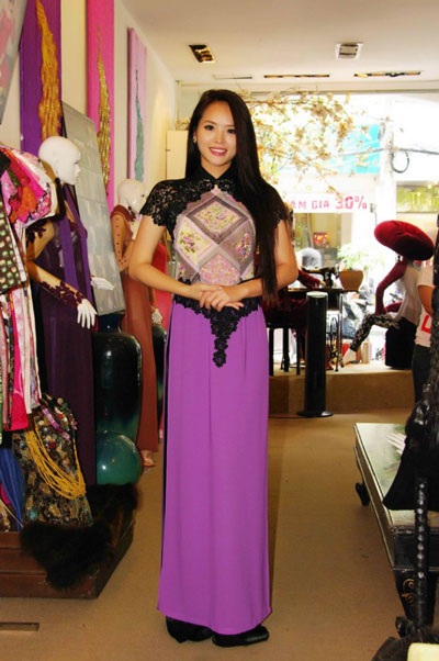 Hoa khôi Hương Thảo ấn tượng với áo dài thêu chim công - 6 Hoa khôi Hương Thảo ấn tượng với áo dài thêu chim công