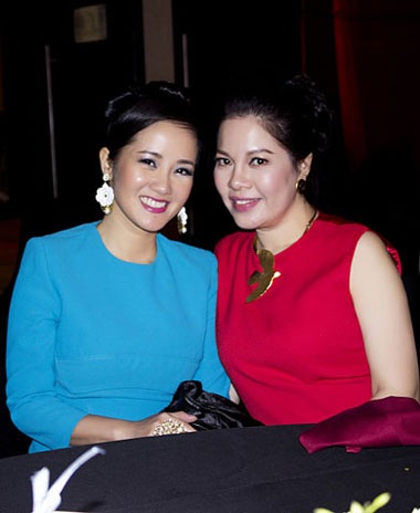 Ngẩn ngơ trước vẻ đẹp không tuổi của diva Hồng Nhung - 2 Hồng Nhung chụp ảnh kỷ niệm cùng chị Diễm Hằng – giám đốc Mimi clinic spa