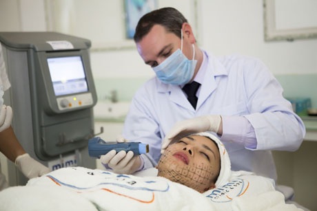 Ngẩn ngơ trước vẻ đẹp không tuổi của diva Hồng Nhung - 3 Ngô Thanh Vân đang được bác sỹ Mỹ điều trị