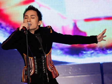 Công an vào cuộc điều tra nghi vấn quanh giải âm nhạc 1,3 tỷ? - 3 Ca sĩ Tùng Dương trình diễn Chiếc khăn piêu tại Bài hát yêu thích