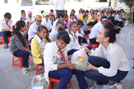 Ngắm vẻ đẹp tự nhiên của hoa hậu Diễm Hương - 5 Vẻ đẹp tự nhiên, giản dị của Hoa hậu Diễm Hương chiếm thiện cảm nhiều bà con, trẻ nhỏ