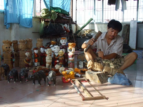 Phan Thanh Liêm: Người tiên phong đưa thủy đình…về nhà - 4 Nghệ sĩ Phan Thanh Liêm đang tạc những pho tượng, con rối