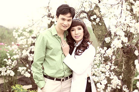 Hình ảnh Long Nhật trong tà áo dài e ấp bên diễn viên Công Dũng khiến không ít người ngỡ ngàng