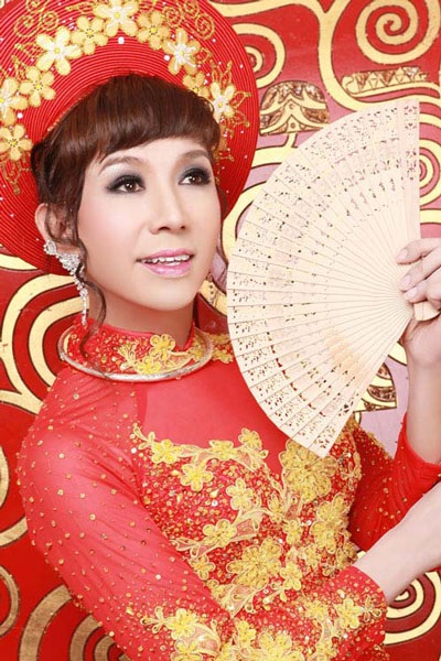 Đến những hình ảnh Long Nhật giả gái nhái phong cách NSND Lê Khanh thì khán giả bắt đầu phản ứng