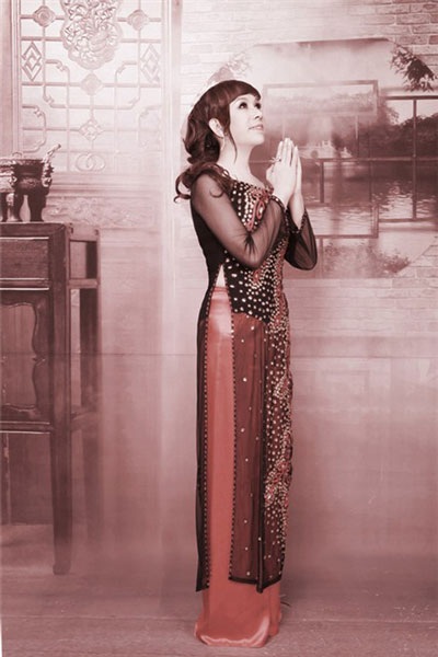 Đến những hình ảnh Long Nhật giả gái nhái phong cách NSND Lê Khanh thì khán giả bắt đầu phản ứng