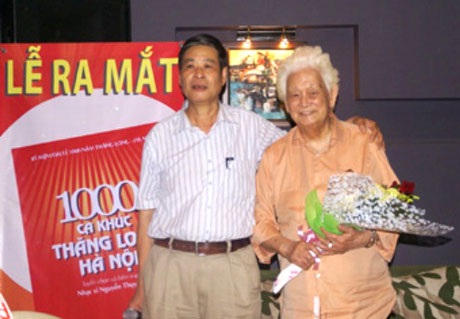 “Phạm Duy là nhạc sĩ sống chết với âm nhạc” - 2 Nhà thơ Nguyễn Thụy Kha và nhạc sĩ Phạm Duy chụp ảnh kỷ niệm tại TP. Hồ Chí Minh năm 2010 (Ảnh St)
