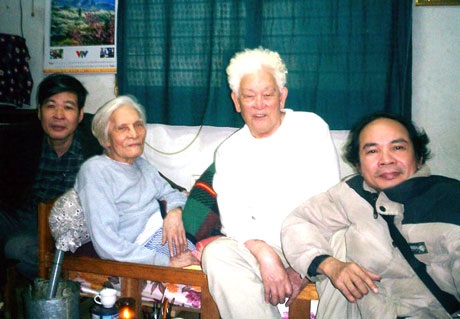 “Phạm Duy là nhạc sĩ sống chết với âm nhạc” - 3 Nhà thơ Nguyễn Thụy Kha và nhạc sĩ Phạm Duy chụp ảnh kỷ niệm tại TP. Hồ Chí Minh năm 2010 (Ảnh St)