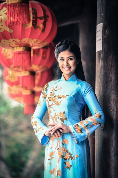 Hoa hậu Ngọc Hân duyên dáng áo dài nơi đất Phật - 1 (Ảnh: Bùi Việt Anh, Trang điểm: Quốc Hưng, Áo dài: NTK Lan Hương)