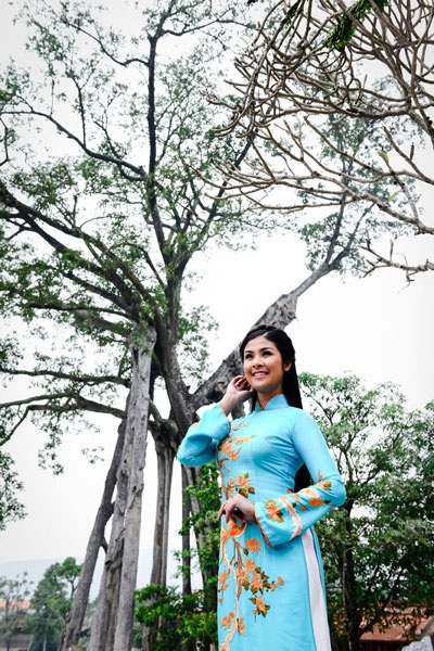 Hoa hậu Ngọc Hân duyên dáng áo dài nơi đất Phật - 2 (Ảnh: Bùi Việt Anh, Trang điểm: Quốc Hưng, Áo dài: NTK Lan Hương)