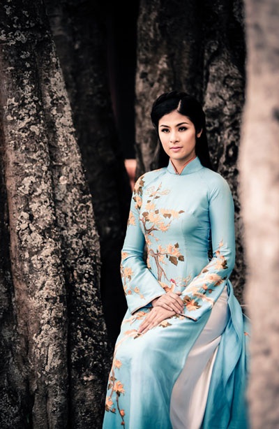 Hoa hậu Ngọc Hân duyên dáng áo dài nơi đất Phật - 3 (Ảnh: Bùi Việt Anh, Trang điểm: Quốc Hưng, Áo dài: NTK Lan Hương)