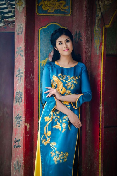 Hoa hậu Ngọc Hân duyên dáng áo dài nơi đất Phật - 5 (Ảnh: Bùi Việt Anh, Trang điểm: Quốc Hưng, Áo dài: NTK Lan Hương)