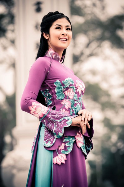 Hoa hậu Ngọc Hân duyên dáng áo dài nơi đất Phật - 6 (Ảnh: Bùi Việt Anh, Trang điểm: Quốc Hưng, Áo dài: NTK Lan Hương)
