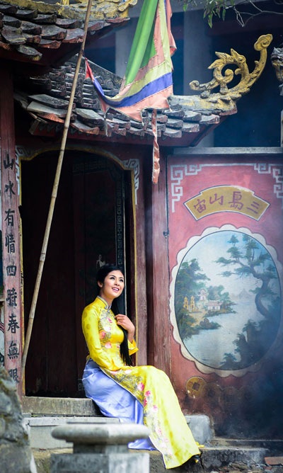 Hoa hậu Ngọc Hân duyên dáng áo dài nơi đất Phật - 7 (Ảnh: Bùi Việt Anh, Trang điểm: Quốc Hưng, Áo dài: NTK Lan Hương)