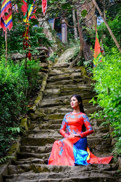 Hoa hậu Ngọc Hân duyên dáng áo dài nơi đất Phật - 8 (Ảnh: Bùi Việt Anh, Trang điểm: Quốc Hưng, Áo dài: NTK Lan Hương)