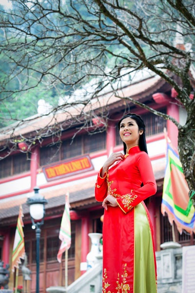 Hoa hậu Ngọc Hân duyên dáng áo dài nơi đất Phật - 9 (Ảnh: Bùi Việt Anh, Trang điểm: Quốc Hưng, Áo dài: NTK Lan Hương)
