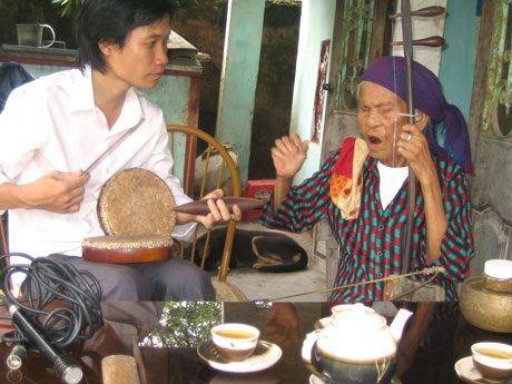 Chuyện đời hóm hỉnh của “Báu vật dân gian” Hà Thị Cầu - 2 Nhà nghiên cứu âm nhạc - Nhạc sĩ Nguyễn Quang Long với nghệ nhân Hà Thị Cầu năm 2008