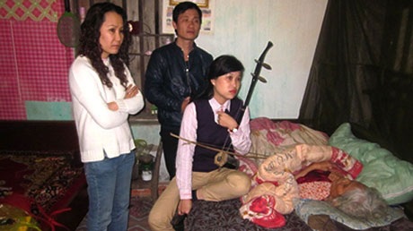 Chuyện đời hóm hỉnh của “Báu vật dân gian” Hà Thị Cầu - 3 Nhà nghiên cứu âm nhạc - Nhạc sĩ Nguyễn Quang Long với nghệ nhân Hà Thị Cầu năm 2008