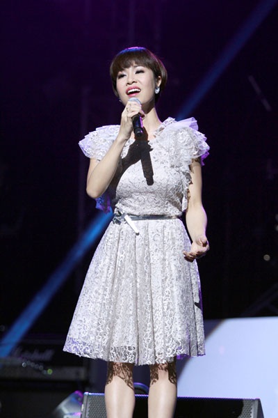 ...và váy ren trắng ngắn dễ thương khi thể hiện Hát với chú ve con