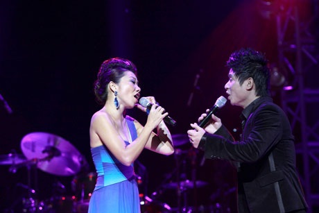 Màn song ca nồng nàn cảm xúc Hoa tím ngoài sân của Hà Trần và Tấn Minh