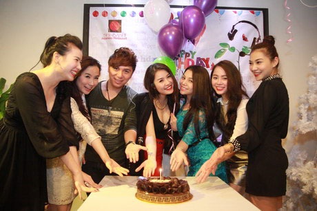 Nhiều bạn bè thân thiết khác đến dự sinh nhật ca sĩ Quế Vân