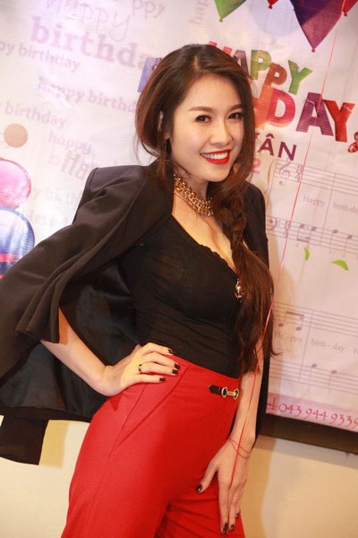 Quế Vân gợi cảm cùng Trà Ngọc Hằng trong ngày sinh nhật