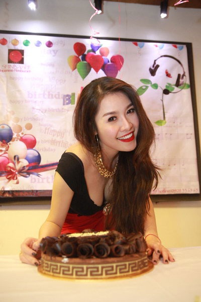 Quế Vân gợi cảm cùng Trà Ngọc Hằng trong ngày sinh nhật