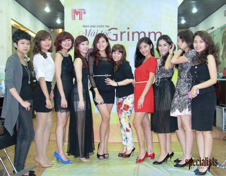 Nhà tạo mẫu tóc Minh Phương tạo cơ hội làm đẹp cho phái nữ - 1 Nhà tạo mẫu tóc Minh Phương (thứ 5 từ phải sang) chụp ảnh cùng những khách hàng may mắn
