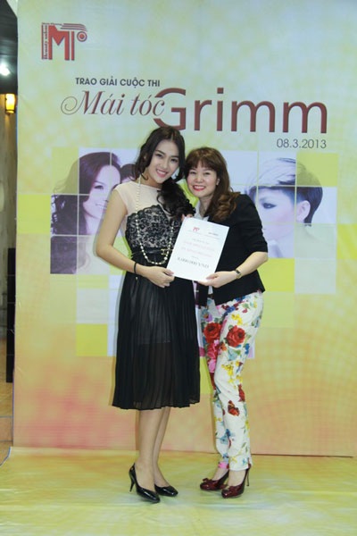 Nhà tạo mẫu tóc Minh Phương tạo cơ hội làm đẹp cho phái nữ - 2 Nhà tạo mẫu tóc Minh Phương trao giải nhất cho người mẫu kiêm diễn viên Hạ Hồng Vân