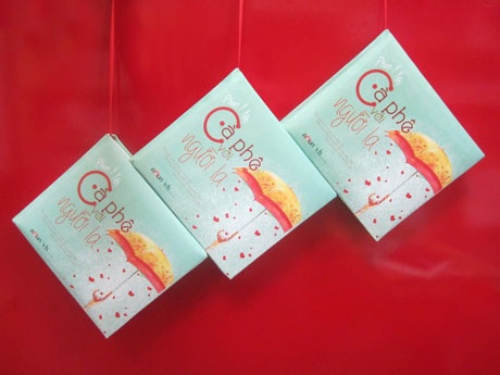 Bìa cuốn sách Cà phê với người lạ mới ra mắt