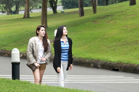 Mỹ Hạnh: “Yêu người kém tuổi thì đã sao?” - 4 Tạo hình xinh đẹp, bốc lửa của Mỹ Hạnh trong phim Hoa cỏ may vừa đóng máy