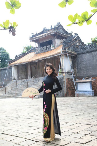 Quý bà Kim Hồng quảng bá Mrs World 2013 - 2 Hà Thanh