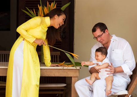 Góc khuất chuyện người đẹp Việt lấy chồng Tây - 5 Gia đình hạnh phúc của cựu người mẫu Bằng Lăng