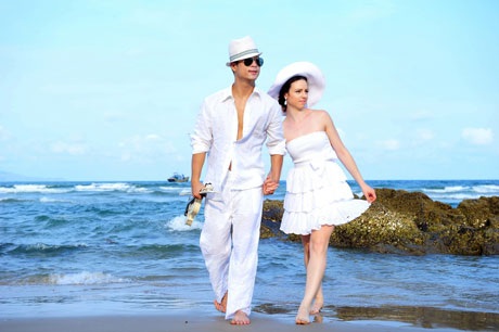 Trương Thế Vinh tình tứ với bạn nhảy trên biển - 1 H.T