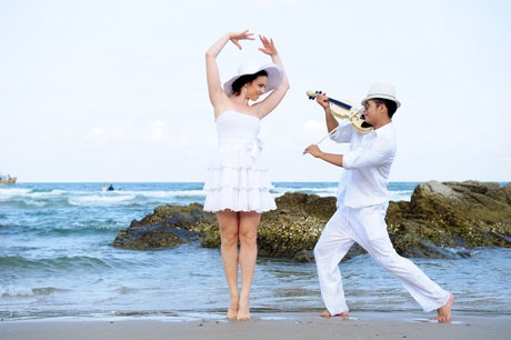 Trương Thế Vinh tình tứ với bạn nhảy trên biển - 4 H.T