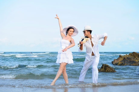 Trương Thế Vinh tình tứ với bạn nhảy trên biển - 5 H.T